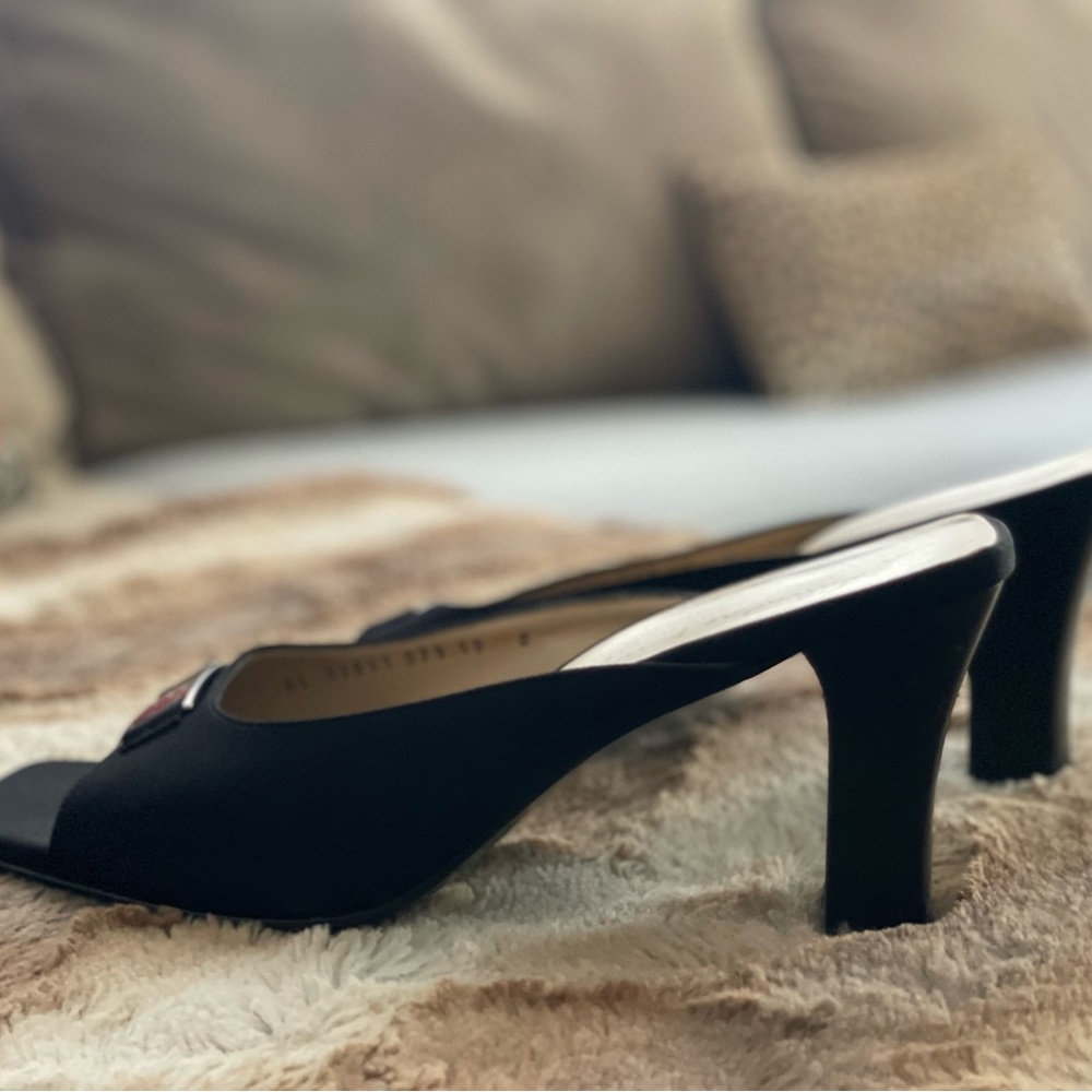 Composition:  nappa
Made In ITALY
Heel:7.5 cm